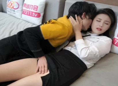 Cô gái văn phòng xinh âm thầm phục vụ sếp vì tiền